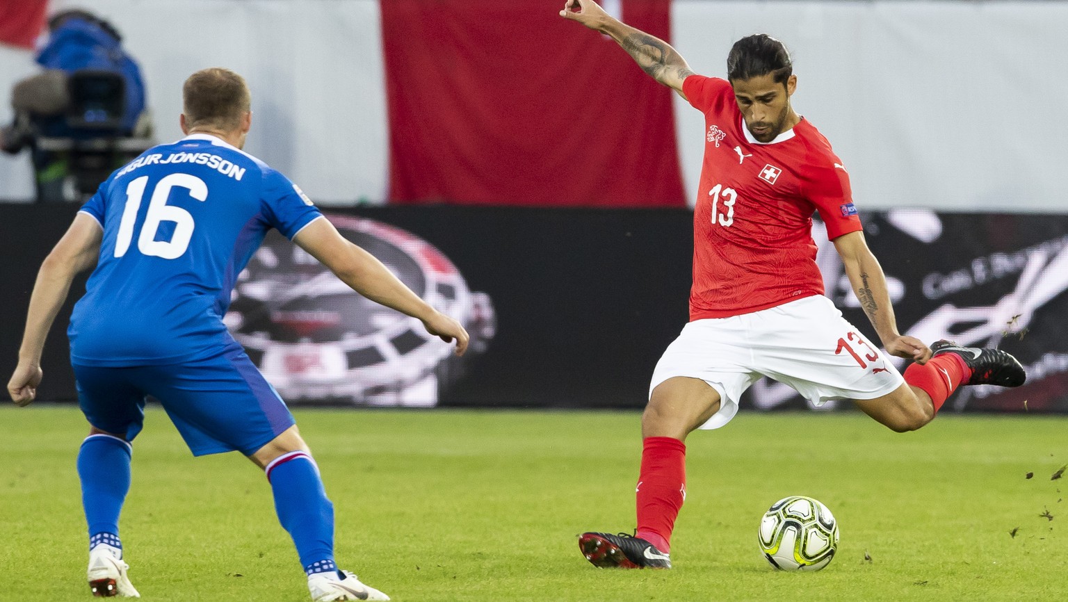 Ricardo Rodriguez (SUI), rechts, gegen Runar Mar Sigurjonsson (ISL) waehrend dem Fussballspiel zur UEFA Nations League zwischen der Schweiz und Island, im Stadion Kybunpark in St.Gallen am Samstag, de ...