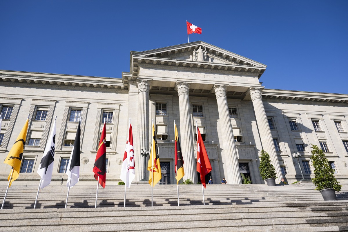 Deux policiers de l'Office federal de la police, gardent l'entree du Tribunal federal lors de la ceremonie officielle du 150eme anniversaire du Tribunal federal le jeudi 15 mai 2025 a Lausan ...
