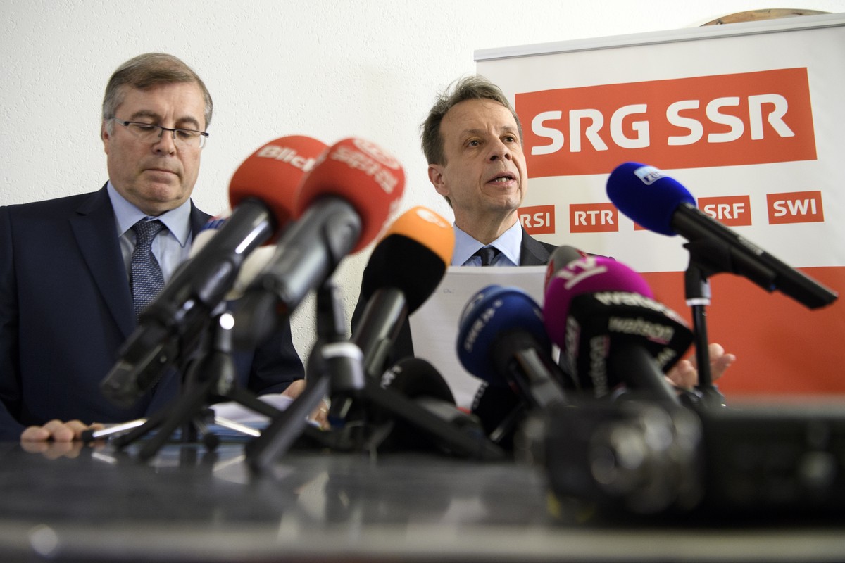 Gilles Marchand, Generaldirektor des SRG SSR, rechts, spricht an der Seite von Jean-Michel Cina, Praesident der SRG SSR, links, ueber einem Point de Presse zur "No Billag Initiative", am Son ...