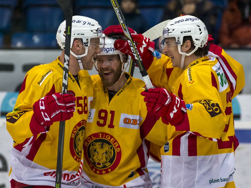 SCL Tigers Stuermer Anton Gustafsson, von links, und Nils Berger feiern mit Raphael Kuonen seinen Treffer zum 0-1 waehrend dem Eishockey-Meisterschaftsspiel der National League A zwischen dem EHC Klot ...