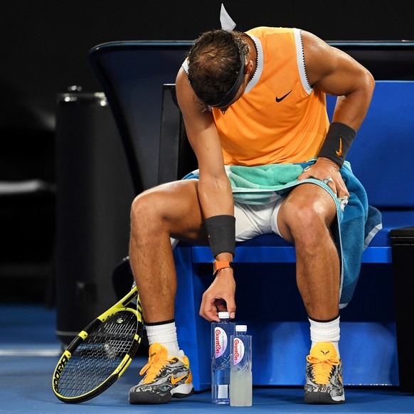Haargenau richtet der ordnungsliebende Nadal jeweils seine Flaschen aus.