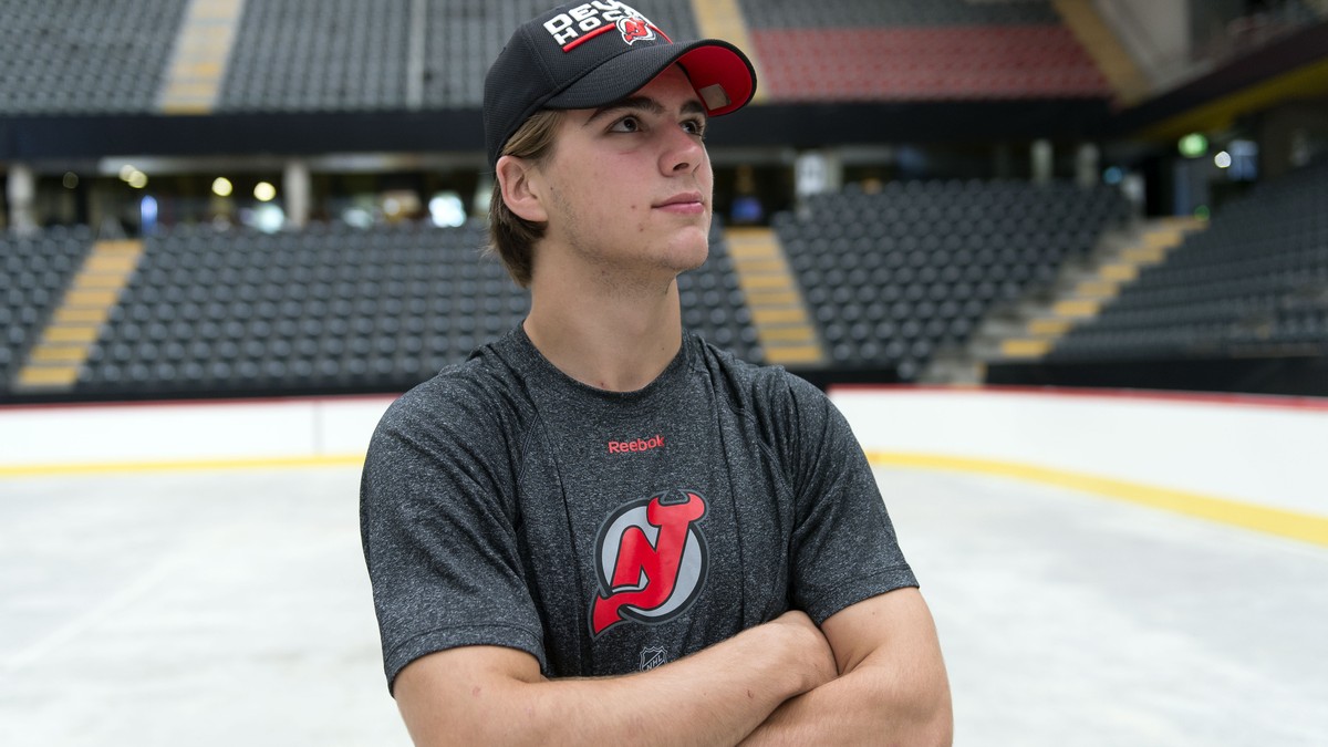 Nico Hischier, player of the New Jersey Devils Chicago, poses after a press conference in the PostFinance Arena on Thursday, July 6, 2017 in Bern. (KEYSTONE/Thomas Delley)

Nico Hischier, Spieler de ...