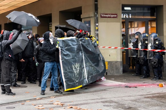 Pro-Palästina-Demonstrierende griffen am Samstagnachmittag die Polizei an.