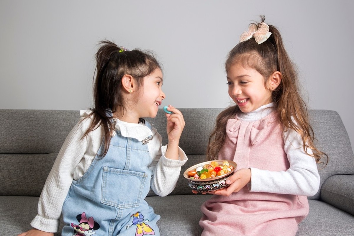 Mädchen, Kinder mit Süssigkeiten