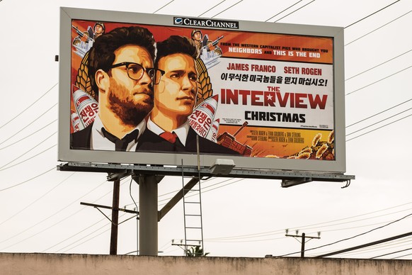 Die Werbeplakate hängen, das Datum für den Filmstart war bestimmt. Doch nach den Drohungen entschied sich Sony Pictures «The Interview» vorerst nicht zu zeigen&nbsp;