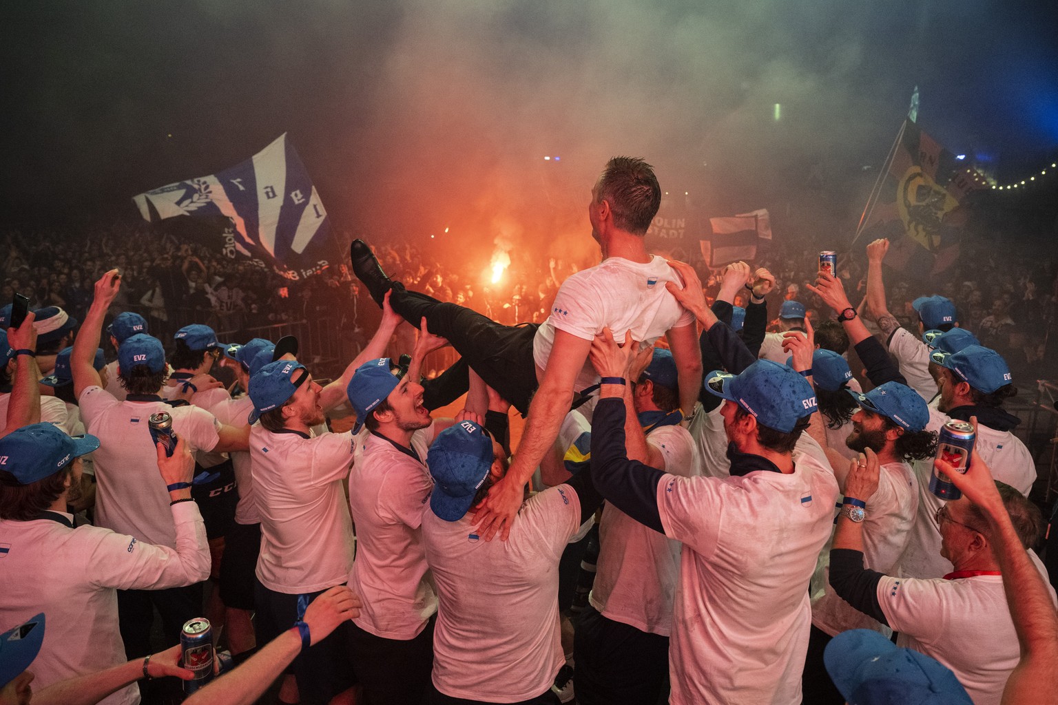 Die Zuger ihren Cheftrainer Dan Tangnes nach ihrem Sieg im siebten Playoff-Final Eishockeyspiel der National League zwischen dem EV Zug und ZSC Lions am Sonntag, 1. Mai 2022, in der Bossard Arena in Z ...