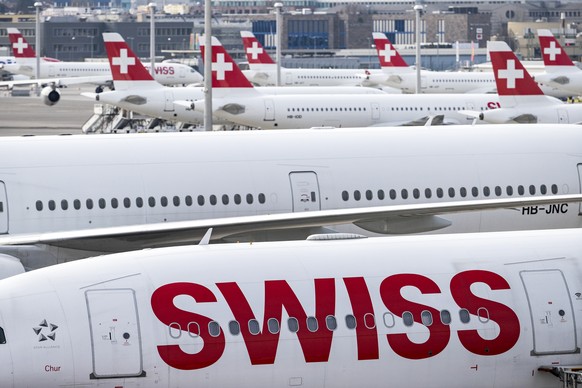 ARCHIV - ZUM ERGEBNIS 2020 DER SWISS STELLEN WIR IHNEN FOLGENDES BILDMATERIAL ZUR VERFUEGUNG - Swiss Flugzeuge stehen am Flughafen in Zuerich am Dienstag, 17. Maerz 2020. Die Swiss k