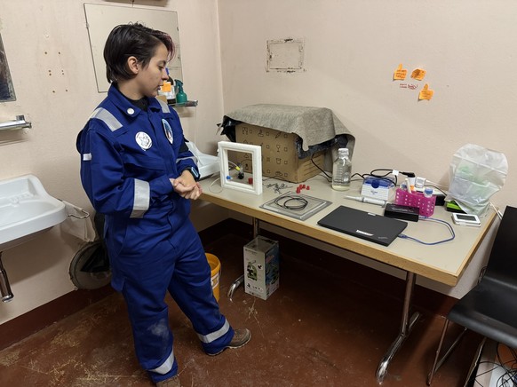 Ella Ganzer erklärt, worum es bei ihrem Algen-Experiment geht.
