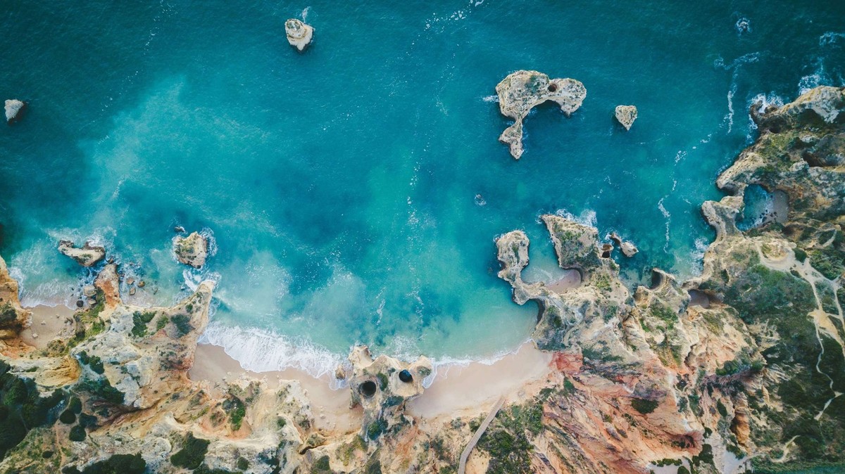 Une vue aérienne de la plage Praia do Camilo, à côté de Lagos.