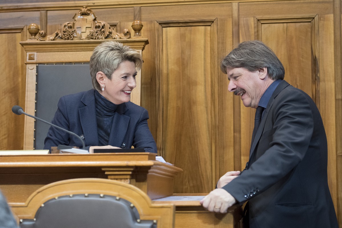 Die soeben gewaehlte Staenderatspraesidentin Karin Keller-Sutter, FDP-SG, spricht mit Paul Rechsteiner, SP-SG, am ersten Tag der Wintersession der Eidgenoessischen Raete, am Montag, 27. November 2017, ...