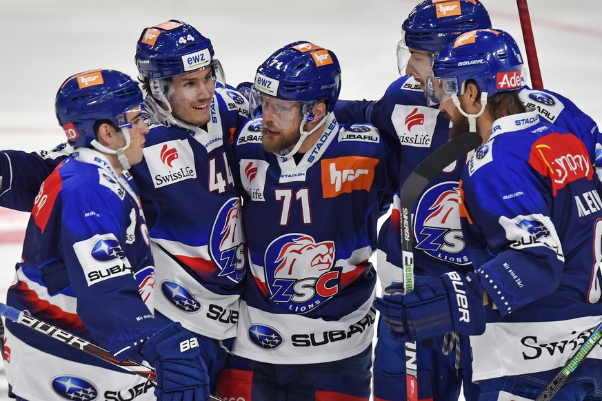 Die Zuercher mit Torschuetze Fredrik Pettersson, Mitte, juebln nach dem 1-0 beim Eishockeyspiel der National League ZSC Lions gegen den HC Fribourg-Gotteron im Zuercher Hallenstadion am Dienstag, 4. D ...