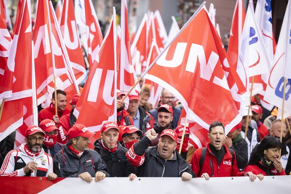 Bauarbeiter und Nico Lutz, Mitglied der Geschaeftsleitung und Bau-Verantwortlicher Unia, 2. rechts, Vania Alleva, Praesidentin Unia, rechts, protestieren gegen die Verschlechterung der Arbeitsbedingun ...