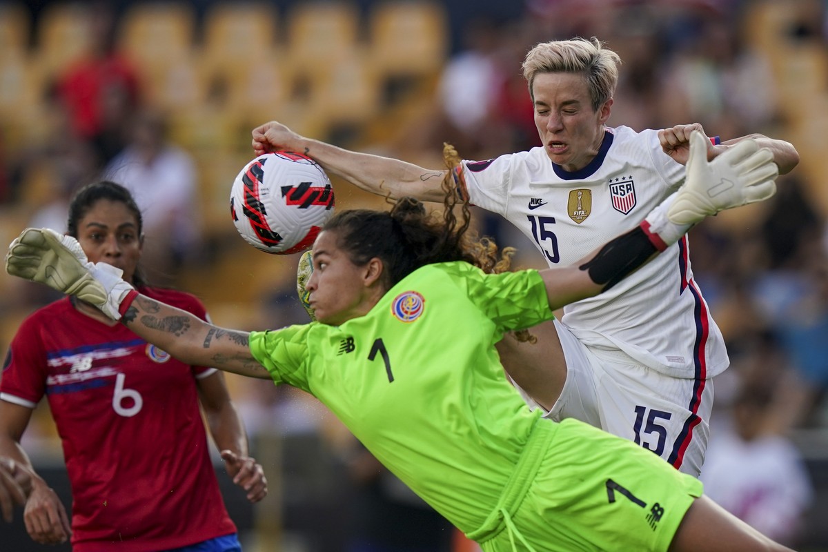 Costa Rica's goalkeeper, Noelia Bermudez (1) and United States' Megan Rapinoe fight for the ball during a CONCACAF Women's Championship soccer semifinal match in Monterrey, Mexico, Thur ...