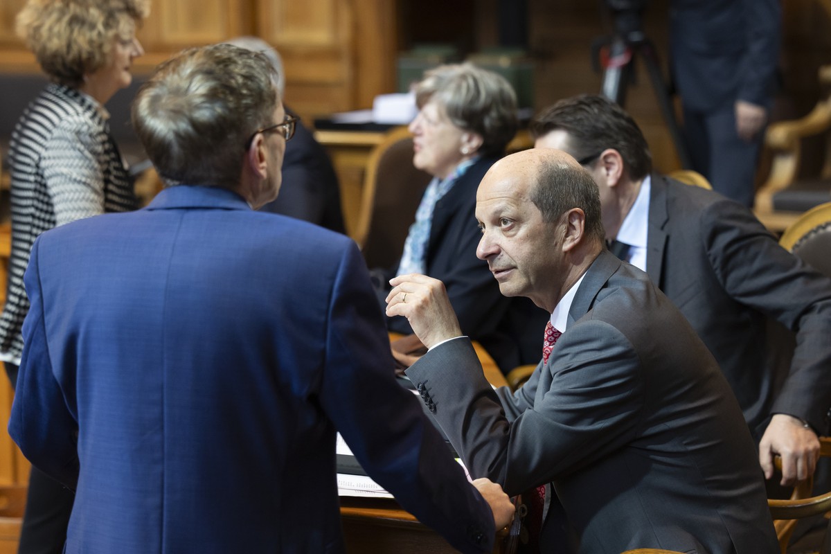Beat Rieder, Mitte-VS, rechts, diskutiert mit Pirmin Bischof, Mitte-SO, waehrend der Fruehjahrssession der Eidgenoessischen Raete, am Dienstag, 11. Maerz 2025 im Staenderat in Bern. (KEYSTONE/Peter Kl ...