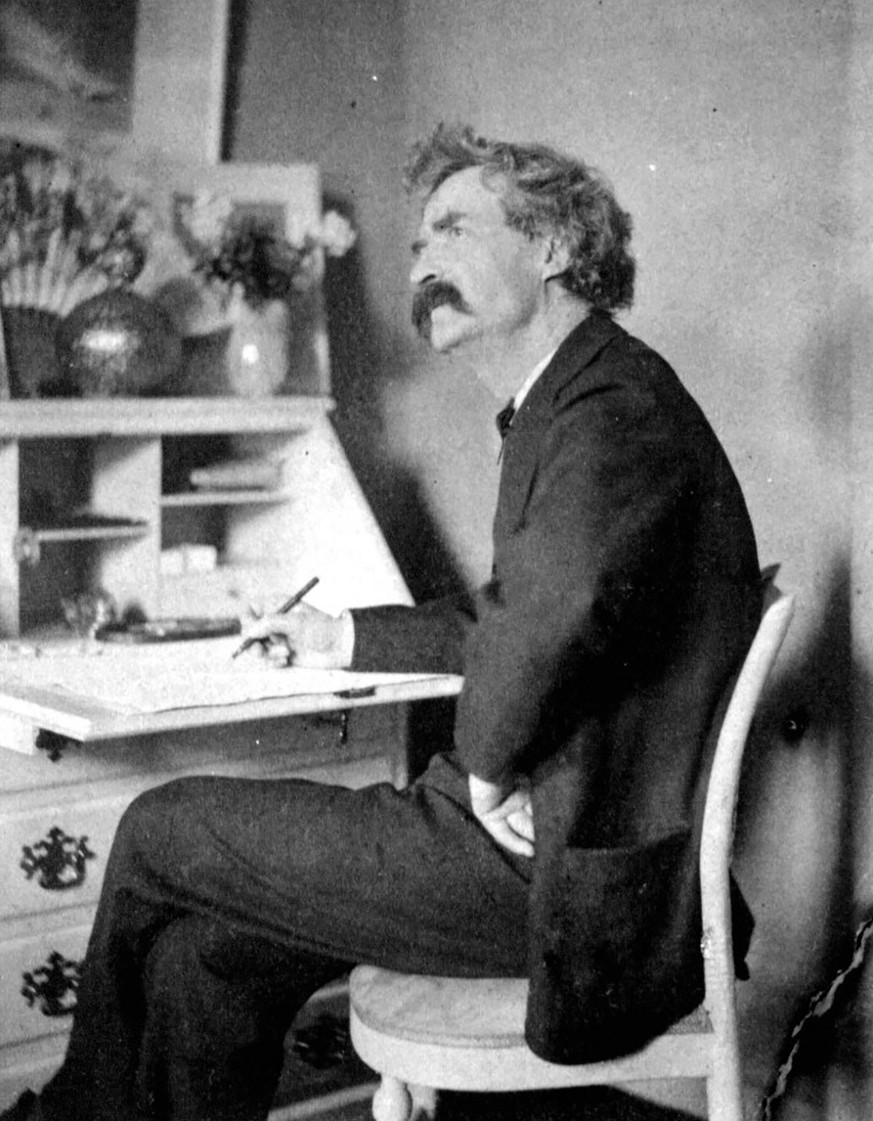 Mark Twain auf einer Fotografie von 1890.
https://commons.wikimedia.org/wiki/File:Mark_Twain_pondering_at_desk.jpg
