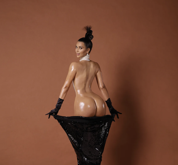 Eines der bekanntesten Po-Bildern von Kim Kardashian, der Königin der Selbstinszenierung