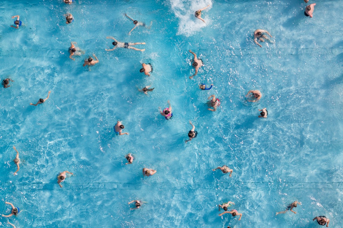 KEYPIX - 19.06.2026, Sachsen, Radebeul: Zahlreiche Badegäste sind in einem Freibad im Wasserbecken (Aufnahme mit einer Drohne). (KEYSTONE/DPA/Sebastian Kahnert)