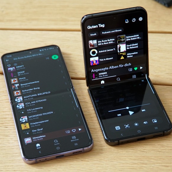 Die Spotify-App passt ihr Design automatisch dem Flip 4 an, wenn man es im 90-Grad-Winkel öffnet.