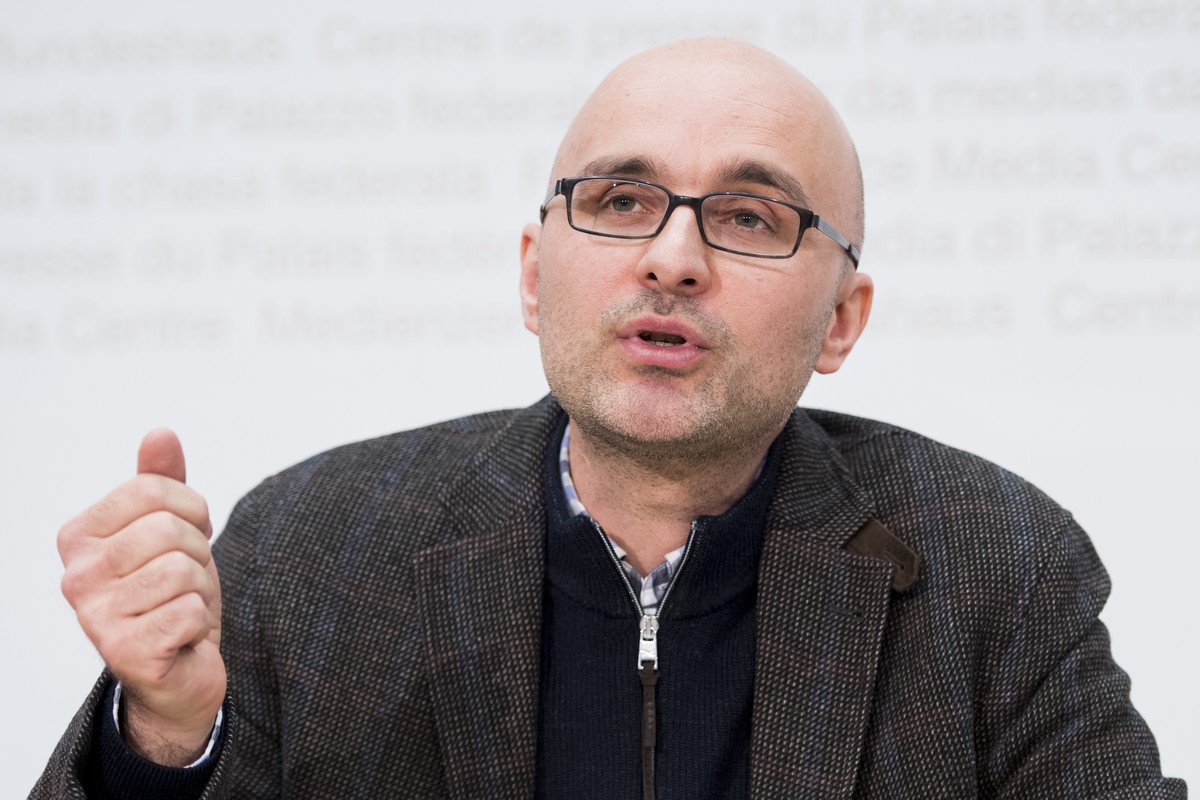 Nenad Stojanovic des Referendumskomitees "Referendum Subito" spricht an einer Medienkonferenz zur Lancierung der national koordinierten Unterschriftensammlung fuer das Referendum gegen die U ...