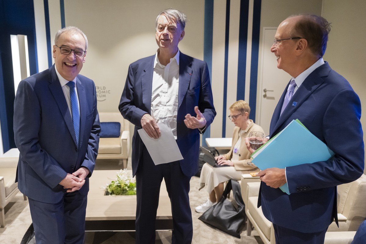 epa12663310 (L-R) Switzerland's Federal President Guy Parmelin speaks with Andre Hoffmann, Interim Co-Chair of the World Economic Forum (WEF) and Laurence Fink, Co-Chair of the WEF, prior to a pl ...