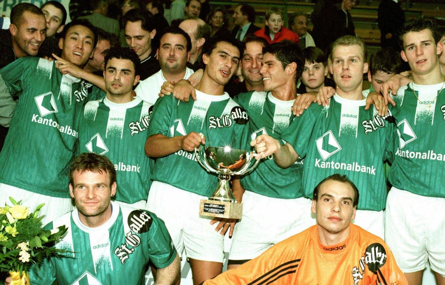 Ein strahlender FC St. Gallen praesentiert sich am 11. Januar 1998 in der Sporthalle Kreuzbleiche, nachdem das Team das Finalspiel des Credit Suisse Hallenmasters 98 gegen den FC Aarau gewonnen hat. ( ...