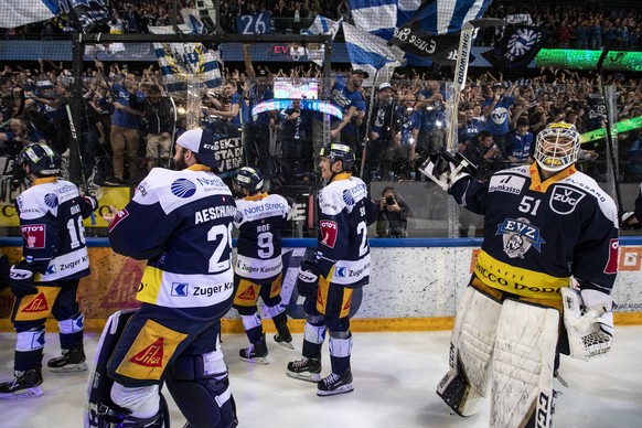 Jubel bei den Zugern nach dem Sieg beim fuenften Eishockey Playoff-Halbfinalspiel der National League zwischen dem EV Zug und dem Lausanne HC, am Donnerstag, 4. April 2019, in der Bossard Arena in Zug ...