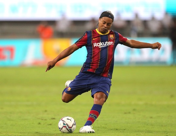 epa09355461 Ronaldinho of Barcelona in action during the El Clasico Legends match between Real Madrid and Barcelona at Bloomfield stadium in Tel Aviv, Israel, 20 July 2021. EPA/ABIR SULTAN