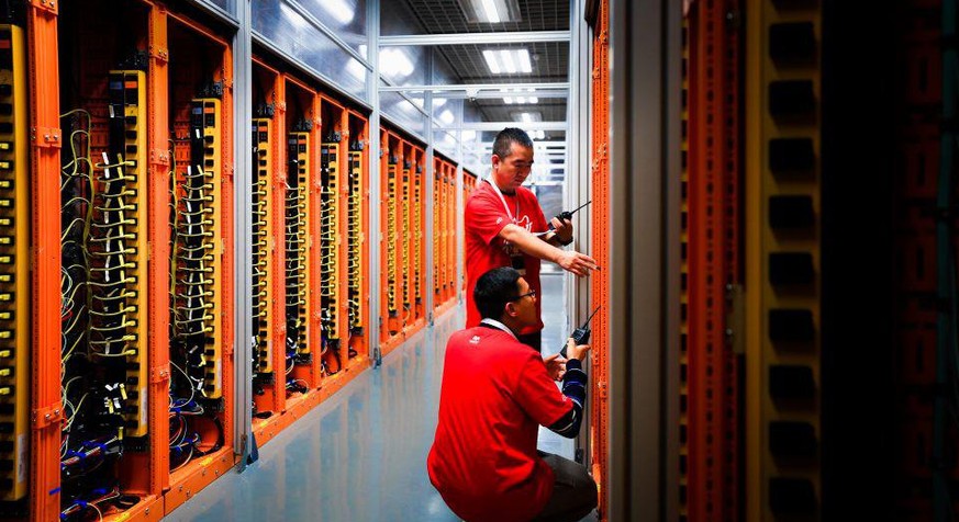 Ingenieure in einem Rechenzentrum von Alibaba Cloud.