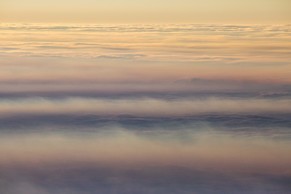 Eine Luftaufnahme der Schwefeldioxid-Schwaden, die am 10. Oktober 2014 von der Holuhraun-Ausbruchsstelle im isländischen Hochland her Richtung Reykjavik treiben.