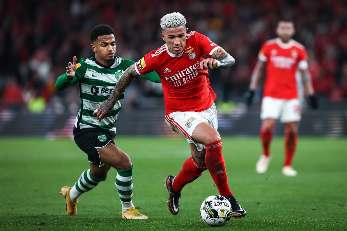 epa10442143 (FILE) - SL Benfica's player Enzo Fernandez (R) in action against Sporting CP player Marcus Edwards (L) during the Portuguese Primeira Liga soccer match between SL Benfica and Sportin ...