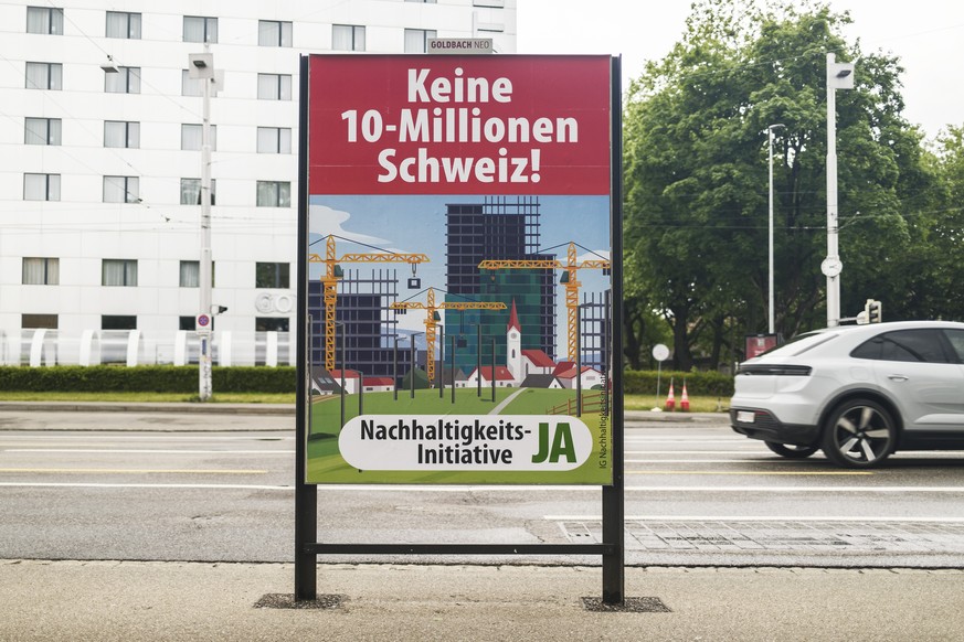 Ein Plakat wirbt fuer die Nachhaltigkeits-Initiative, Keine 10-Millionen-Schweiz! der SVP, fotografiert am Montag, 18. Mai 2026 in Bern. (KEYSTONE/Christian Beutler)