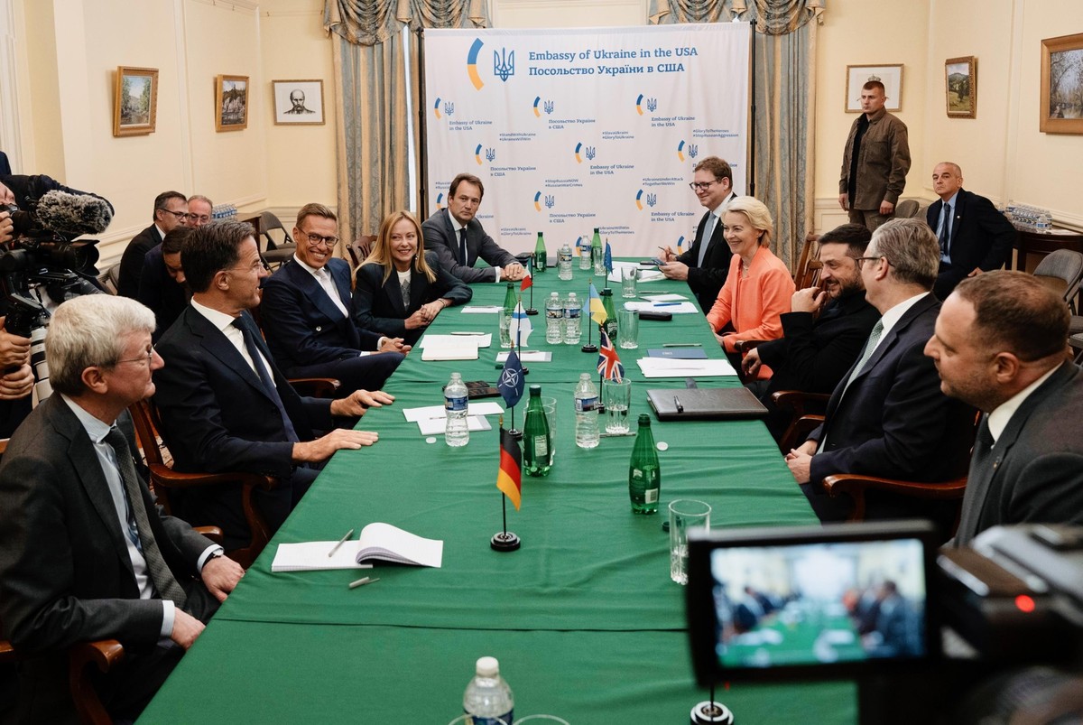 epa12308409 A handout photo made available by Chigi Palace Press Office shows NATO Secretary general Mark Rutte (2L), Finland's President Alexander Stubb (C), Italian Prime Minister Giorgia Melon ...