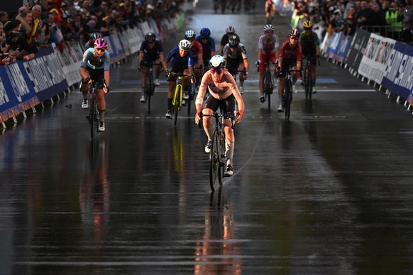 epa10203254 Annemiek van Vleuten of the Netherlands wins the gold medal in the Women?s Elite Road Race during the Women&#039;s Elite Road Race of the 2022 UCI Road World Championships in Wollongong, A ...