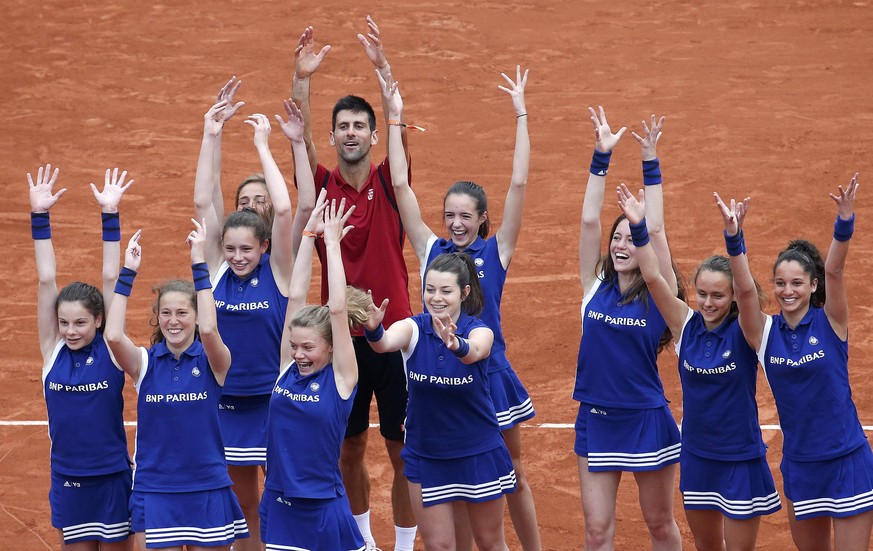 Die Welle mit Ballgirls: So feiert der Djoker seinen Titel.