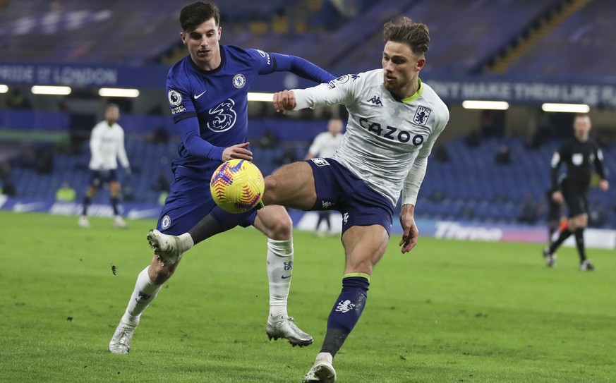 Chelsea&#039;s Mason Mount, left, and Aston Villa&#039;s Matty Cash vie for the ball during the English Premier League soccer match between Chelsea and Aston Villa in London, England, Monday, Dec. 28, ...