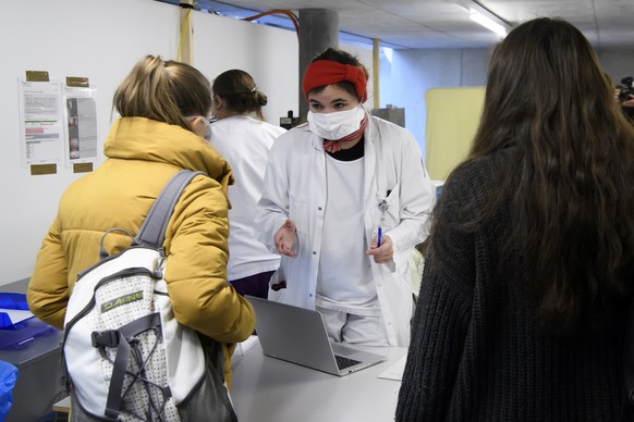 Eine Aerztin kuemmert sich um einen Patienten bei einer COVID-Triage, waehrend einer Pressekonferenz ueber den Coronavirus (COVID-19) und die Massnahmen, welche die Insel Gruppe ergriffen hat, am Frei ...