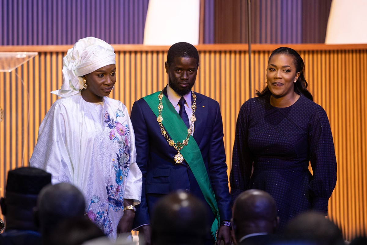 epa11255377 Newly sworn in Senegalese President Bassirou Diomaye Faye (C), stands with his wives Marie, (R) and Absa (L) during his inauguration ceremony at the Abdou Diouf International Convention Ce ...