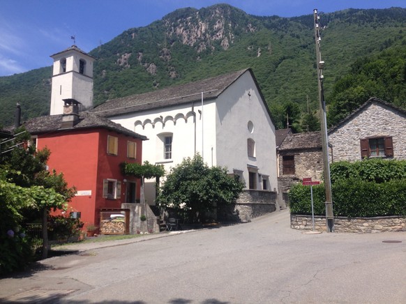 Die Kirche von Monticello. Hier geht es die Gasse hoch und 50 Meter nach links, schon ist man im Tessin.