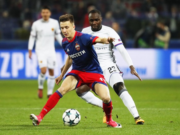 epa06274263 Aleksandr Golovin (L) of CSKA Moscow in action against Eder Balanta (R) of Basel during the UEFA Champions League group A soccer match between CSKA Moscow and FC Basel in Moscow, Russia, 1 ...