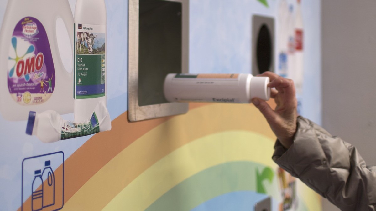 A person disposes of a plastic bottle at the recycling station of a Coop retail store in Leimbach, in the Canton of Zurich, Switzerland, on February 12, 2015. (KEYSTONE/Gaetan Bally)

Eine Person ents ...