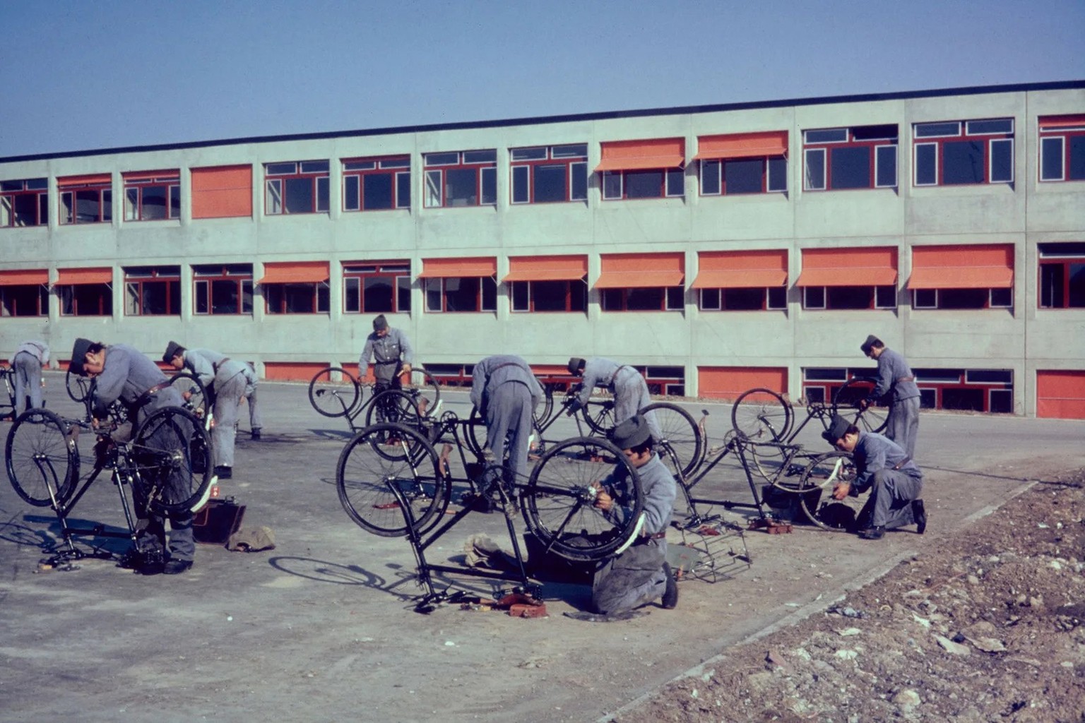 Wartungsarm und langlebig: Radfahrer bei der Wartung ihrer Räder, 1981.