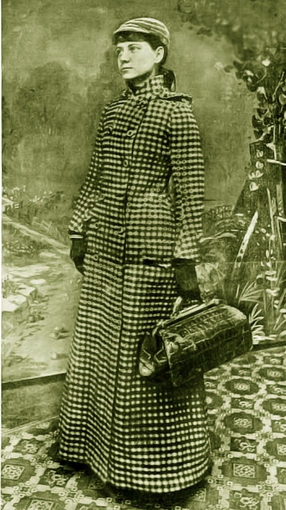 In diesem Kleid und mit einem Minimum an Gepäck (etwas mehr als diese Handtasche war es schon, aber nur so viel, dass sie alles selbst tragen konnte), bricht Nellie Bly am 14. November 1889 allein zu ihrer Weltreise auf.
