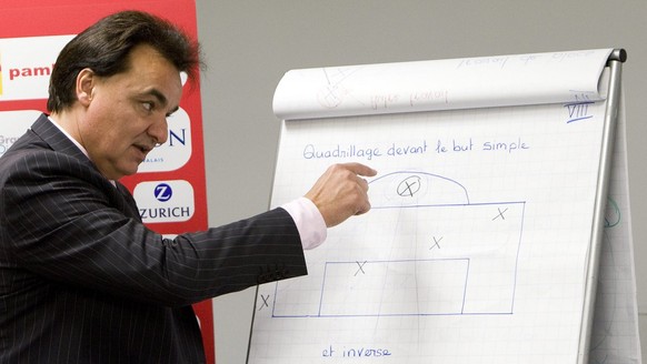 Christian Constantin, president du FC Sion explique sa tactique lors d&#039;une conference de presse ce lundi 3 novembre 2008 au siege du club a Martigny. (KEYSTONE/Jean-Christophe Bott)