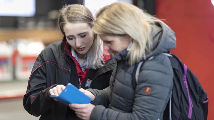 An SBB employee is working in the entrance area of the ticket hall, pictured in the SBB Travel Centre at the railway station Zuerich Oerlikon, Switzerland, on November 27, 2017. (KEYSTONE/Gaetan Bally ...