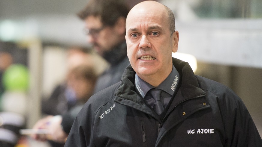 Der Coach von Ajoie Gary Sheehan im ersten Playoff-Halbfinalspiel der National League B zwischen dem EHC Olten und dem HC Ajoie, am Freitag, 4. Maerz 2016, in Olten. (KEYSTONE/Urs Flueeler)