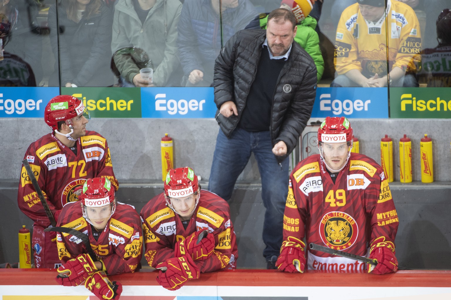 Tigers Trainer Heinz Ehlers, Mitte rechts, gibt Anweisungen, waehrend dem Meisterschaftsspiel der National League, zwischen den SCL Tigers und dem SC Bern, am Freitag 20. Dezember 2019 im Ilfisstadion ...