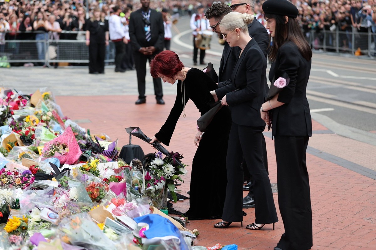 . 30/07/2025. Birmingham , United Kingdom. The funeral procession of Ozzy Osbourne as it passes Black Sabbath Bridge in Birmingham, United Kingdom. PUBLICATIONxINxGERxSUIxAUTxHUNxONLY xStephenxLockx/x ...