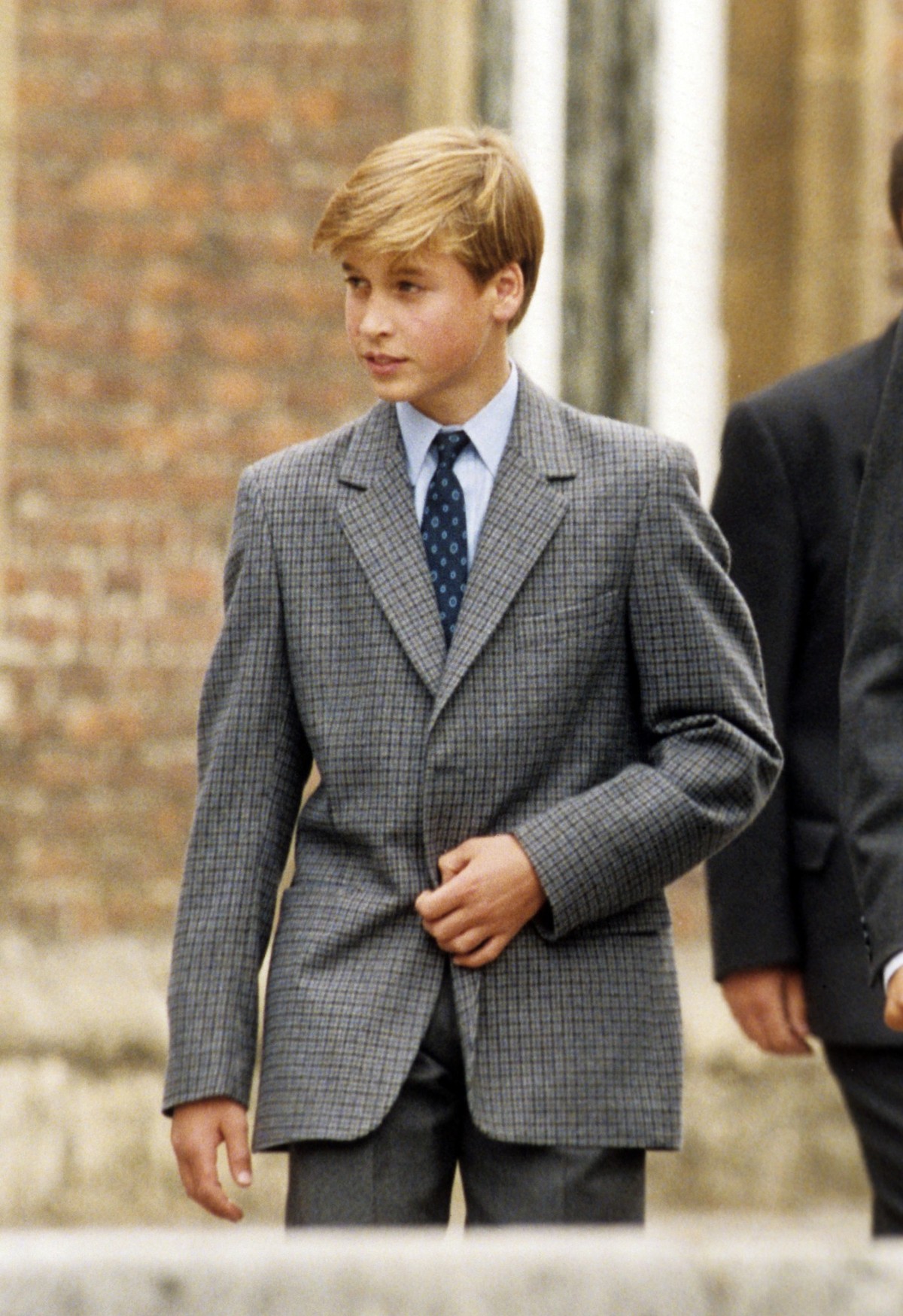Prince William arrives for his first day at Eton College on September 6, 1995 in Eton, England. (Photo by Anwar Hussein/Getty Images)