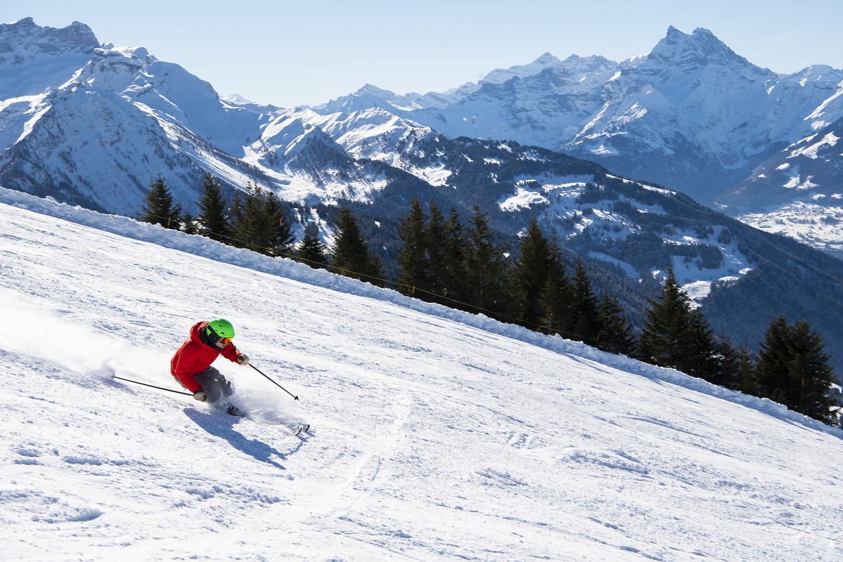 A person skis during a beautiful sunny day at "Les Chaux" in the Villars-Gryon-Les Diablerets Ski Area, above Gryon in canton Vaud, Switzerland, Tuesday, February 5, 2019. (KEYSTONE/Anthony  ...