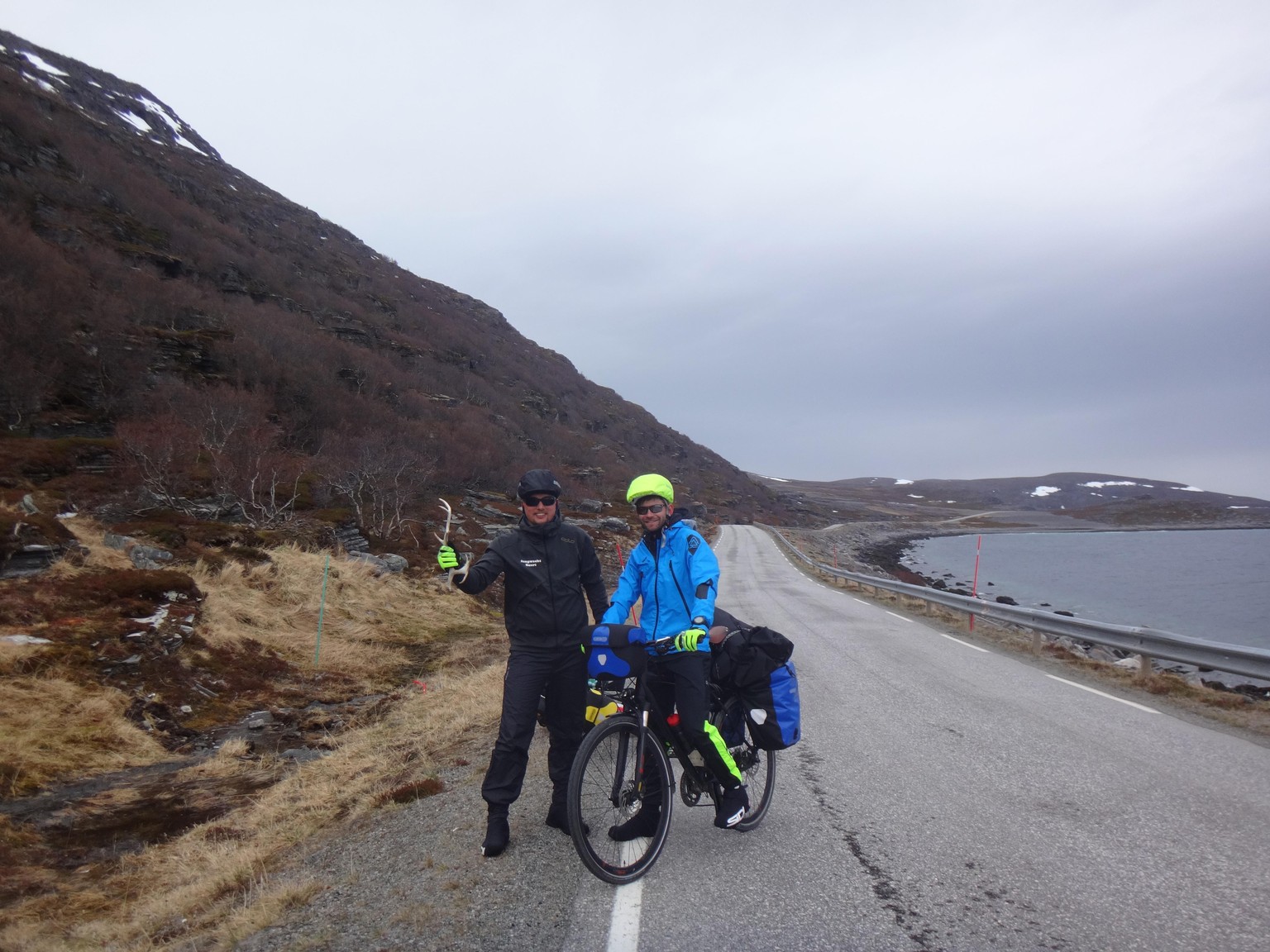Bild 01
Norwegen, nördlich von Tromsø (20.05.2018):
Kaum sind wir am Nordkapp losgeradelt fand Fabian ein Rentiergeweih am Strassenrand, welches er
bis in den 16’000km entfernten Senegal mitschleppte. ...